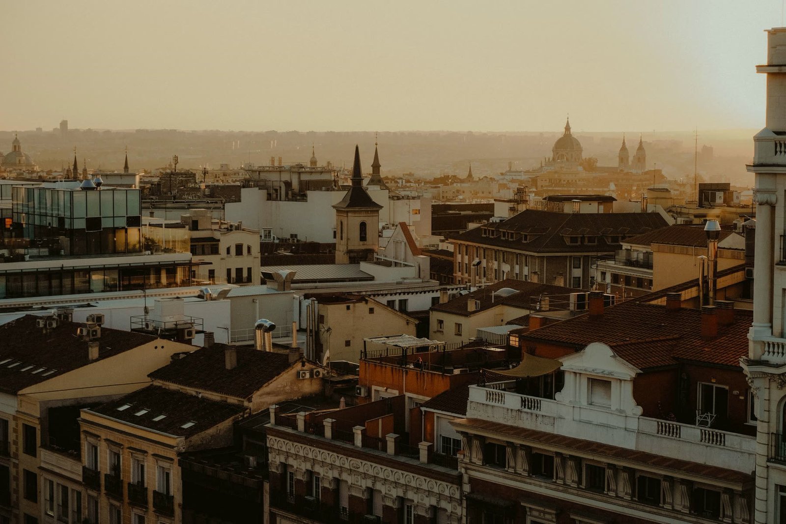 Tejados de Madrid al atardecer, con la cúpula de la Almudena