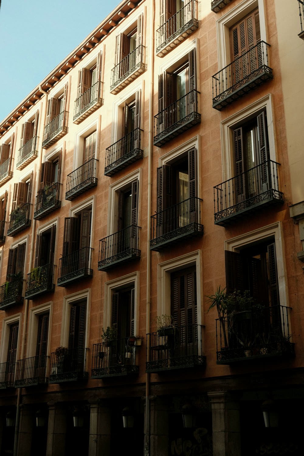 Fachada con balcones de una finca madrileña