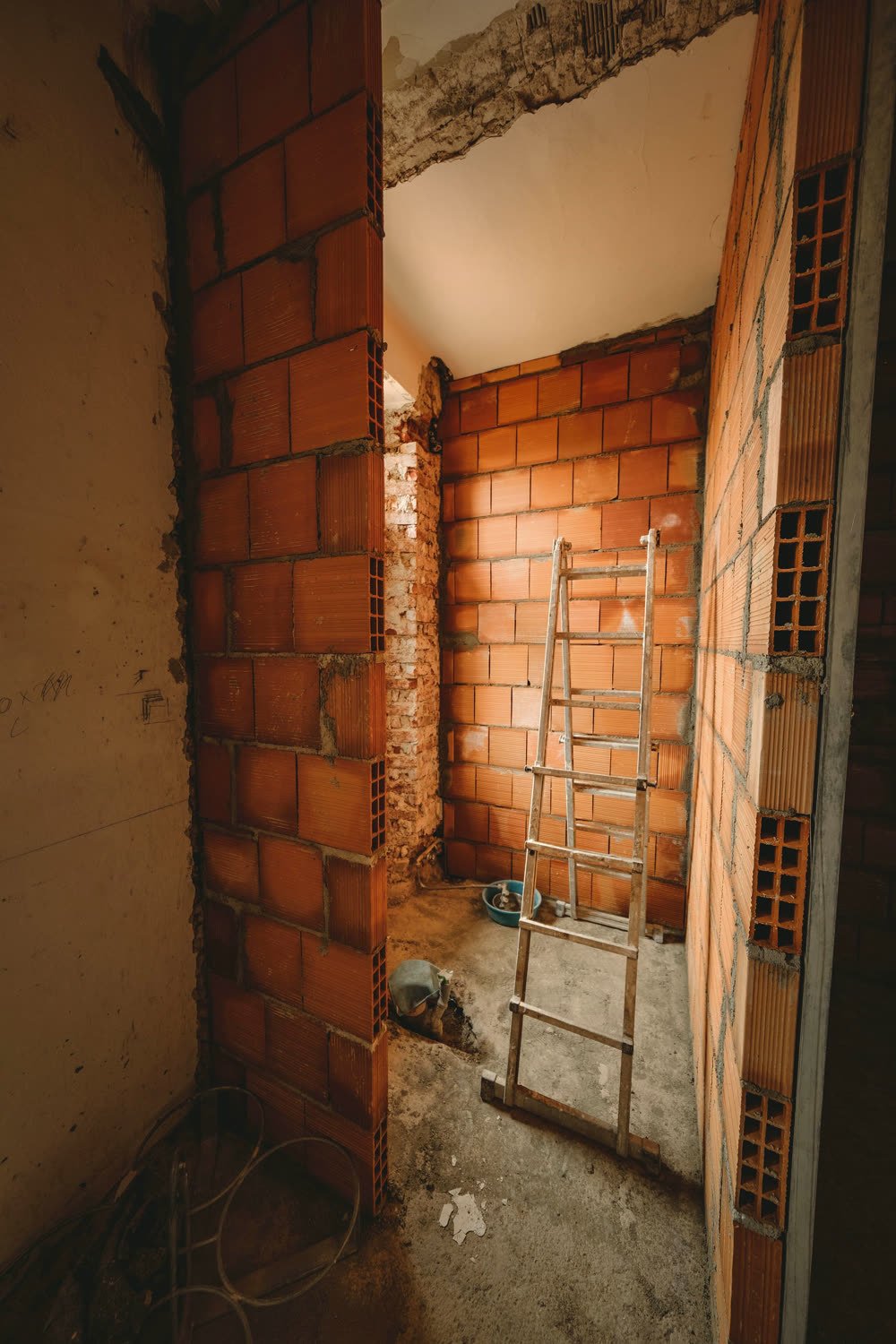 Vivienda en obra con tabiquería de ladrillo