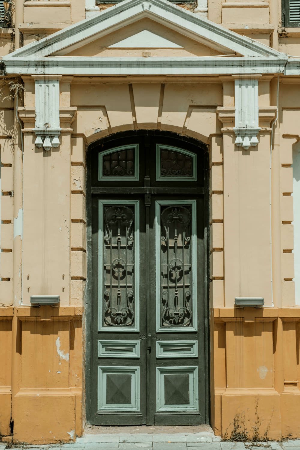 Portal de una finca antigua